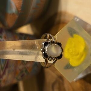 Vintage Sterling Silver Ring with Mother of Pearl Center.